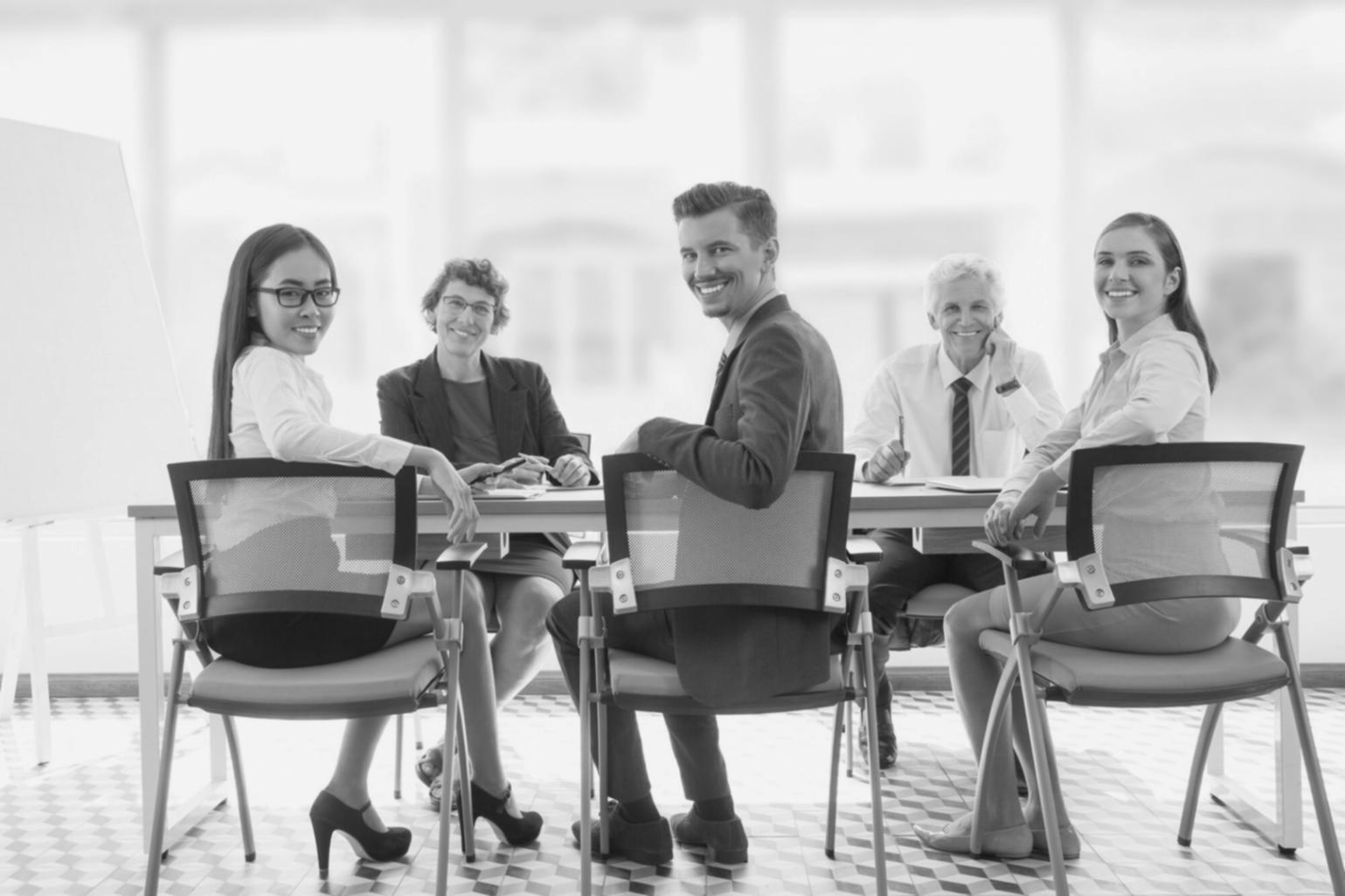 Profesionales trabajando en planificación financiera